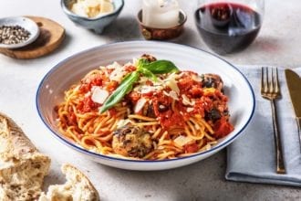 Vegetarische valentijns-pasta met aubergineballetjes